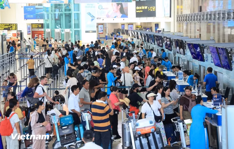 Trong dịp nghỉ lễ 30/4-1/5, rất đông hành khách đi đến các điểm du lịch, về quê. (Ảnh: Việt Hùng/Vietnam+)