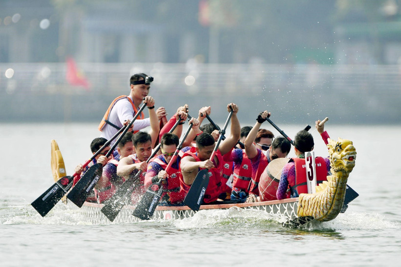 Giải Bơi chải Thuyền rồng – Ván SUP Hà Nội mở rộng 2025 sẽ được tổ chức vào ngày 5/10 tại Hồ Tây. (Ảnh: VNA cung cấp)