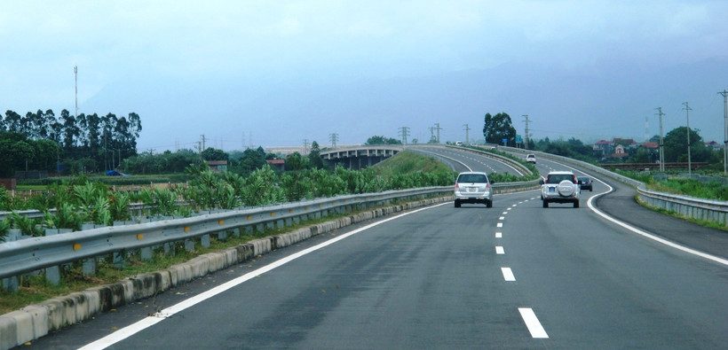 Phương tiện lưu thông trên đoạn tuyến cao tốc được đưa vào khai thác. (Ảnh: Việt Hùng/Vietnam+)