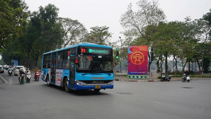 Hà Nội đặt mục tiêu cơ bản hoàn thành chuyển đổi xe buýt điện vào năm 2030. (Ảnh: Việt Hùng/Vietnam+)