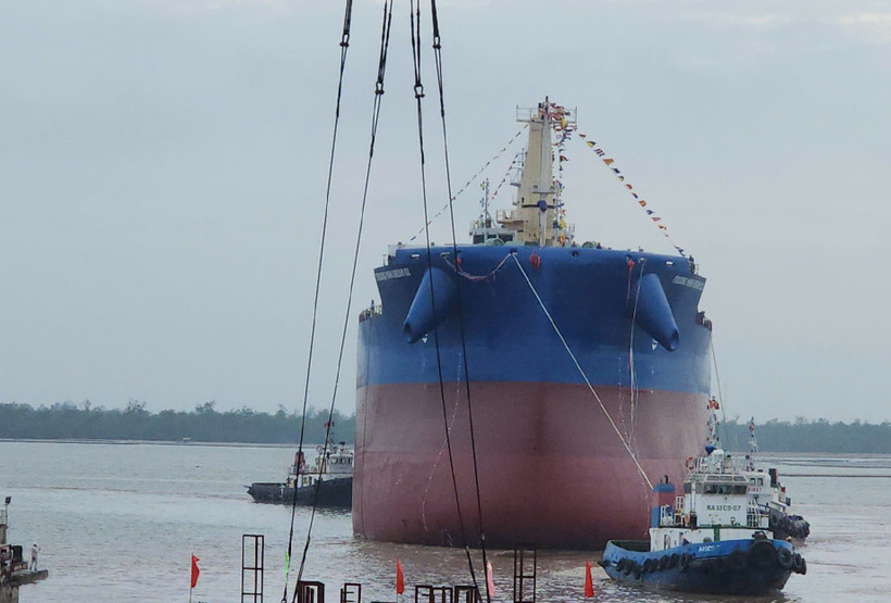 Tàu chở hàng Trường Minh 02 do Công ty Đóng tàu Nam Triệu đóng mới đã hạ thủy thành công. (Ảnh: PV/Vietnam+)