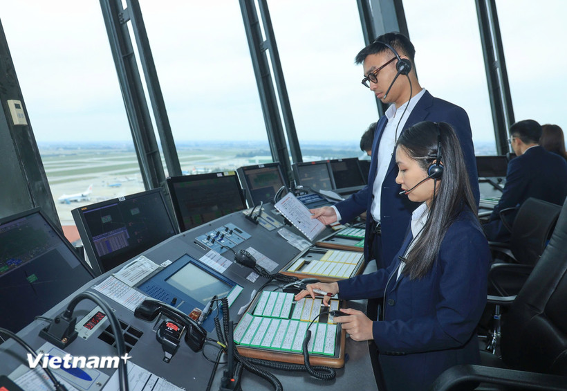 Kíp trực kiểm soát không lưu tại Sân bay quốc tế Nội Bài. (Ảnh: Việt Hùng/Vietnam+)