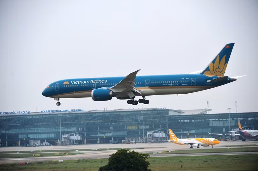 Máy bay của Vietnam Airlines chuẩn bị hạ cánh tại Sân bay Quốc tế Nội Bài. (Ảnh: PV/Vietnam+)