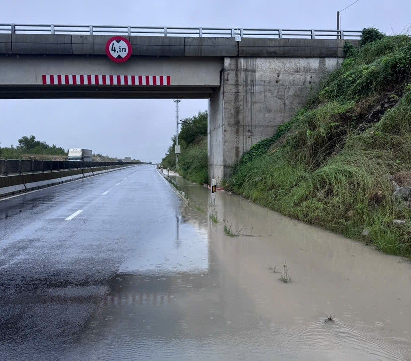 Một vị trí bị trên cao tốc Vĩnh Hảo-Phan Thiết bị ngập nước do mưa lớn trong những ngày qua. (Ảnh: PV/Vietnam+)