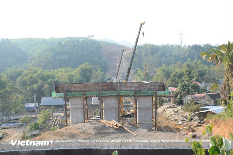 Nhà thầu thi công cầu Khuổi Quận bắc qua sông Cầu trên tuyến cao tốc Chợ Mới-Bắc Kạn. (Ảnh: Việt Hùng/Vietnam+)