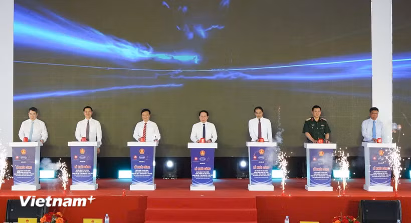 Phó Thủ tướng Chính phủ Lê Tiến Châu cũng lãnh đạo các địa phương ấn nút khởi công Dự án đầu tư hoàn chỉnh cao tốc đoạn Hà Nội-Thái Nguyên-Chợ Mới. (Ảnh: Việt Hùng/Vietnam+)