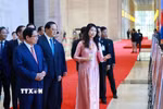 Thủ tướng Phạm Minh Chính và Thủ tướng Lào Sonexay Siphandone tham quan trưng bày ảnh về quan hệ hợp tác giữa hai nước do Thông tấn xã Việt Nam thực hiện. (Ảnh: Dương Giang/TTXVN)