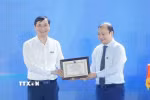 hứ trưởng thường trực Bộ Văn hóa, Thể thao và Du lịch Lê Hải Bình trao giải Nhất cho báo VietnamPlus (TTXVN) Giải sản phẩm báo chí ấn tượng. (Ảnh: Minh Quyết/TTXVN)