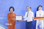 Ban tổ chức trao giải A gian trưng bày ấn tượng cho TTXVN. (Ảnh: Minh Quyết/TTXVN)