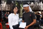 Bà Trần Thị Diệu Thúy, Phó Chủ tịch Ủy ban Nhân dân Thành phố Hồ Chí Minh thăm hỏi, chia buồn, động viên gia đình các nạn nhân. (Ảnh: Huyền Trang/TTXVN)