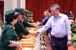 Tổng Bí thư, Chủ tịch nước Tô Lâm với đại biểu Đại đội Nữ lái xe Trường Sơn. (Ảnh: Văn Điệp/TTXVN)