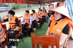 Khách trải nghiệm đi thuyền máy trên sông tại Làng du lịch cộng đồng Nhị Hòa, xã Nhị Long. (Ảnh: Thanh Hòa/TTXVN)