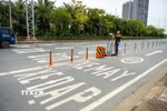 Biển báo tốc độ được sơn trực tiếp trên mặt đường, giúp người điều khiển phương tiện dễ nhận biết quy định đối với từng làn xe. (Ảnh: Trung Nguyên/TTXVN)