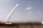 Tên lửa được phóng bởi lực lượng Houthi tại Yemen. (Ảnh: THX/TTXVN phát)