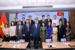 Lãnh đạo Liên hiệp các tổ chức hữu nghị Thành phố Hồ Chí Minh và Hội hữu nghị Việt Nam-Hàn Quốc Thành phố Hồ Chí Minh chụp ảnh cùng các đại biểu Hàn Quốc. (Ảnh: Xuân Khu/TTXVN)