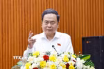Chủ tịch Quốc hội Trần Thanh Mẫn, đại diện người ứng cử đại biểu Quốc hội khóa XVI trả lời các câu hỏi của cử tri. (Ảnh: Doãn Tấn/TTXVN)