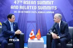 Thủ tướng Phạm Minh Chính gặp Thủ tướng Canada Mark Carney. (Ảnh: Dương Giang/TTXVN)