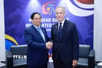 Thủ tướng Phạm Minh Chính gặp Thủ tướng Canada Mark Carney. (Ảnh: Dương Giang/TTXVN)