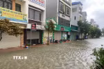 Khu vực sảnh chung cư Tân Thành 1, phường Hạc Thành, nước vẫn tiếp tục dâng cao. (Ảnh: Khiếu Tư/TTXVN)