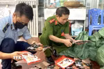 Lực lượng chức năng thành phố Hà Nội phát hiện gần 1 tấn xúc xích, lạp xưởng nhập lậu, không rõ nguồn gốc. (Ảnh: TTXVN phát)
