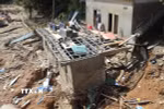 Nhà cửa, công trình dân sinh tại khu vực bản Cửa Rào (xã Tương Dương, Nghệ An) bị lũ tàn phá, cuốn trôi xuống sông Lam. (Ảnh: Xuân Tiến/TTXVN)