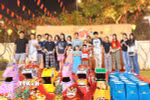 Đại sứ Nguyễn Thanh Hải chụp ảnh lưu niệm với các em nhỏ Việt Nam tại Ấn Độ. (Ảnh: Nguyễn Thúy/TTXVN)