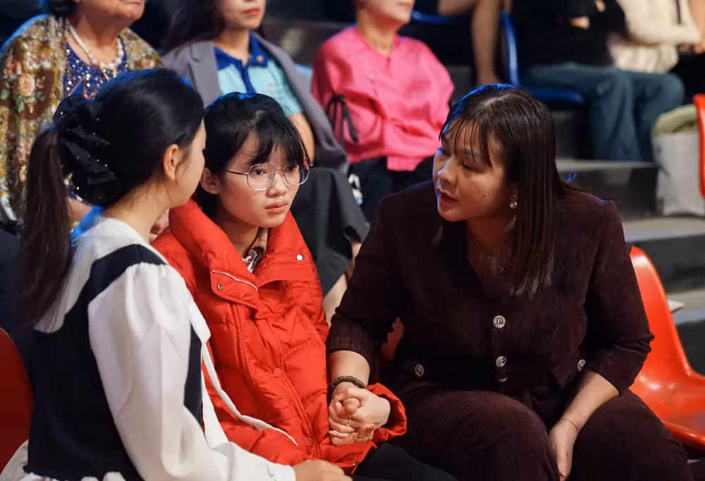 anh-2-ben-canh-em-em-luon-co-chi-thoa-can-bo-cua-trung-tam-bao-tro-xa-hoi-so-1-tinh-lao-cai.jpg