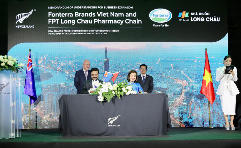Lễ ký kết của FPT Long Châu và Fonterra Brands Việt Nam ký kết có sư chứng kiến của Thủ tướng New Zeland. (Ảnh: PV/Vietnam+)