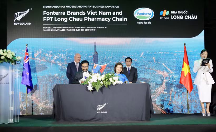 Lễ ký kết của FPT Long Châu và Fonterra Brands Việt Nam ký kết có sư chứng kiến của Thủ tướng New Zeland. (Ảnh: PV/Vietnam+)