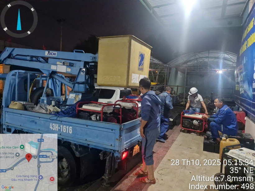 Người VNPT không quản gian khó để giữ mạch thông tin trong lũ dữ miền Trung. (Ảnh: PV/Vietnam+)