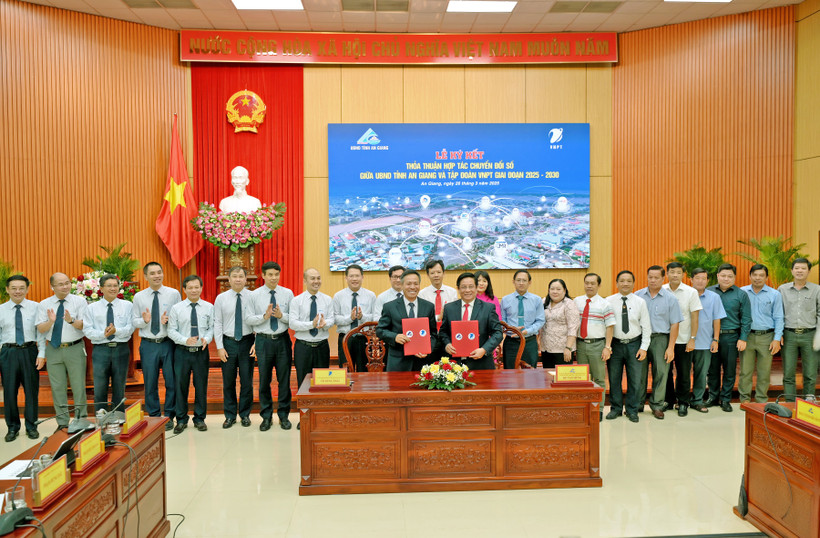 UBND tỉnh An Giang và Tập đoàn VNPT ký kết Thỏa thuận hợp tác về chuyển đổi số giai đoạn 2025 - 2030. (Ảnh: PV/Vietnam+)