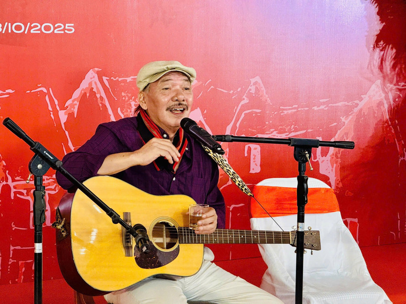 "Lãng tử du ca" Trần Tiến. (Ảnh: Hương Sơn/Vietnam+)