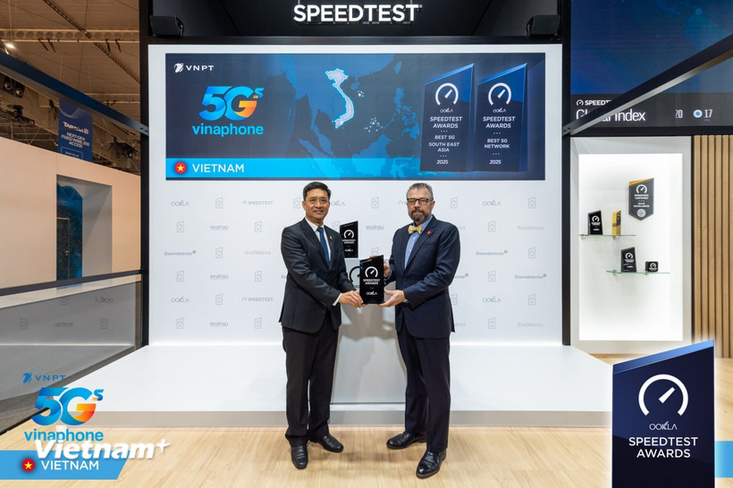 Ông Nguyễn Nam Long, Phó Tổng Giám đốc Tập đoàn VNPT, đón nhận giải thưởng tại Mobile World Congress 2026. (Ảnh: CTV/Vietnam+)