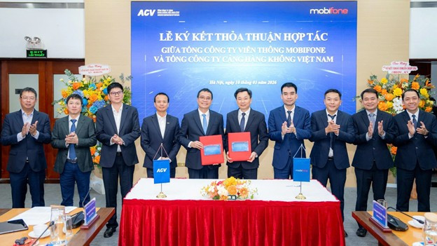 Đại diện Lãnh đạo MobiFone và ACV thực hiện ký kết và trao thỏa thuận hợp tác, mở ra giai đoạn phát triển mới về hạ tầng 5G tại các sân bay trọng điểm. (Ảnh: PV/Vietnam+)