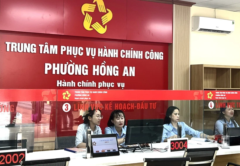 Tại mỗi xã/phường luôn có 2 cán bộ kỹ thuật của VNPT thường trực để hỗ trợ trong suốt quá trình thực hiện chuyển đổi dữ liệu phục vụ mô hình chính quyền 2 cấp. (Ảnh chụp tại phương Hồng An, thành phố Hải Phòng. Nguồn: PV/Vietnam+).