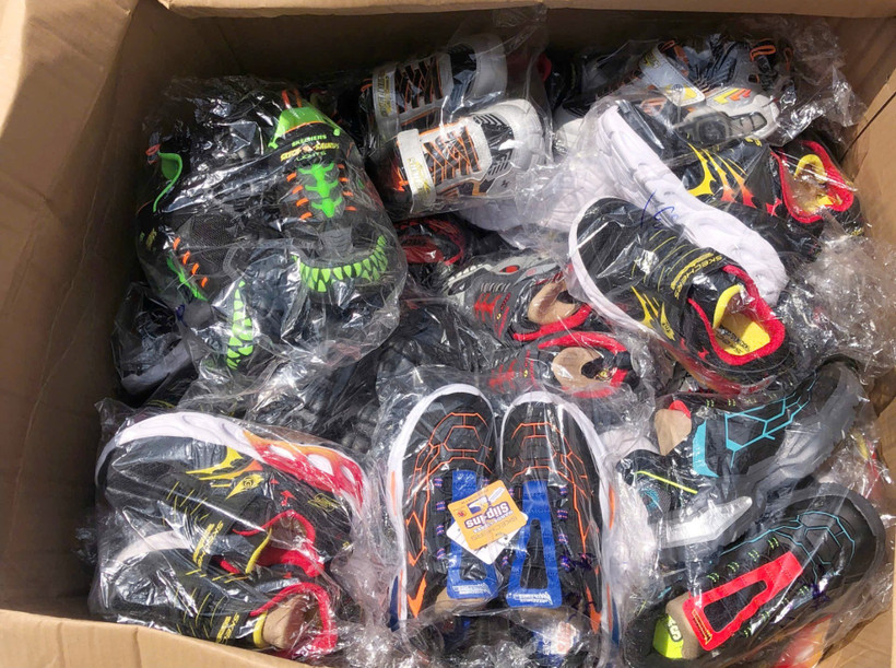 Hải quan bắt giữ lô hàng bị xác định là giả nhãn hiệu MLB, HUGO BOSS, ARMANI EXCHANGE, Vant, North Face. (Ảnh: HQ/Vietnam+)