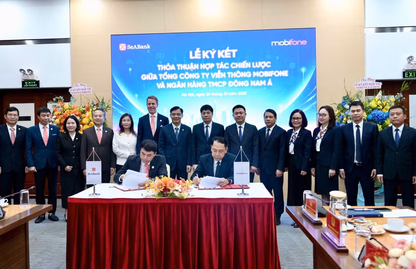 Cái "bắt tay" chiến lược của MobiFone và SeABank sẽ gia tăng trải nghiệm cho khách hàng cá nhân, doanh nghiệp và hộ kinh doanh trên phạm vi toàn quốc. (Ảnh: PV/Vietnam+)