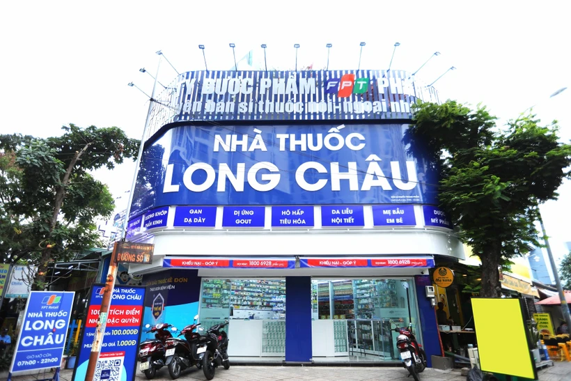 Bên ngoài nhà thuốc Long Châu. (Ảnh: PV/Vietnam+)