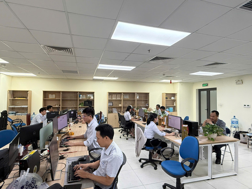 Không khí làm việc tại VNPT Hải Phòng đêm 30/6. (Ảnh: T.Q/Vietnam+)