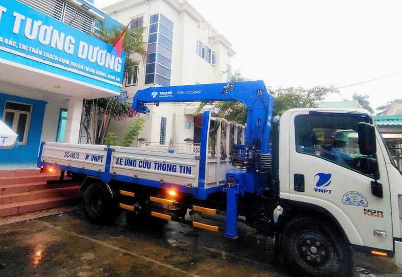 Ngay từ khi nước có dấu hiệu rút, đội ngũ kỹ thuật của VNPT đã lên đường để tiếp cận các điểm mất liên lạc. (Ảnh: PV/Vietnam+)