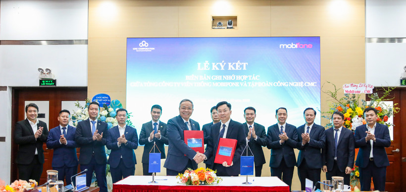 Chủ tịc MobiFone và Chủ tich CMC ký và trao biên bản ghi nhớ hợp tác. (Ảnh: PV/Vietnam+)