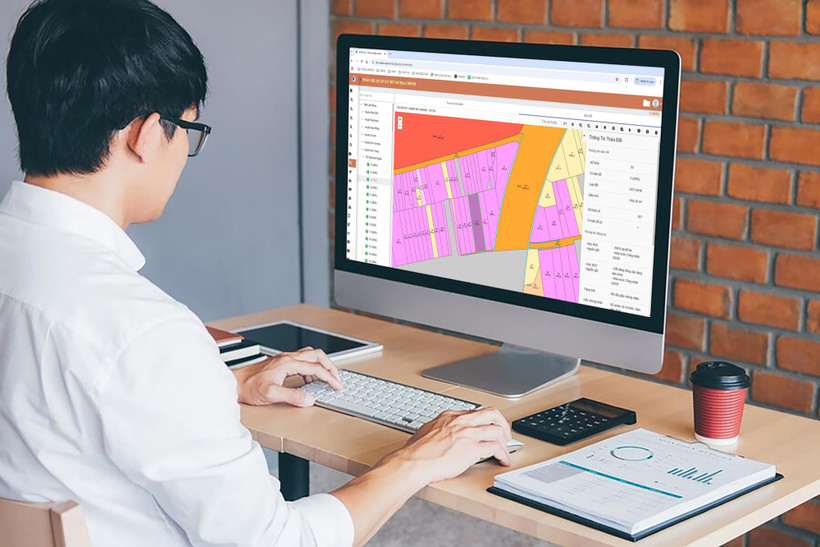 Cán bộ địa chính sử dụng hệ thống quản lý đất đai VNPT iLIS để giải quyết thủ tục cho người dân. (Ảnh: PV/Vietnam+)