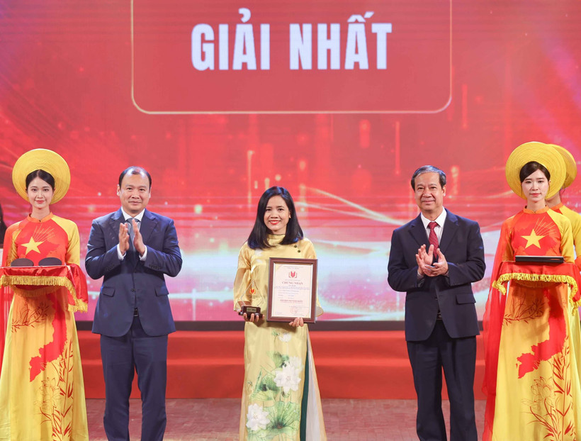 Nhà báo Phạm Mai, Báo Điện tử VietnamPlus nhận giải Nhất. (Ảnh: Thanh Tùng/TTXVN)