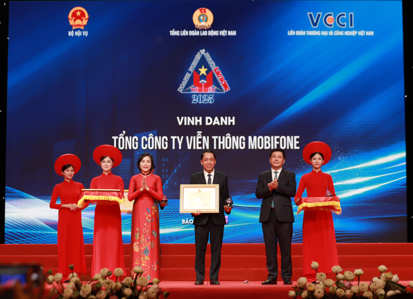 Ông Bùi Sơn Nam, Phó Tổng Giám đốc MobiFone nhận danh hiệu “Doanh nghiệp vì người lao động.” (Ảnh: PV/Vietnam+)