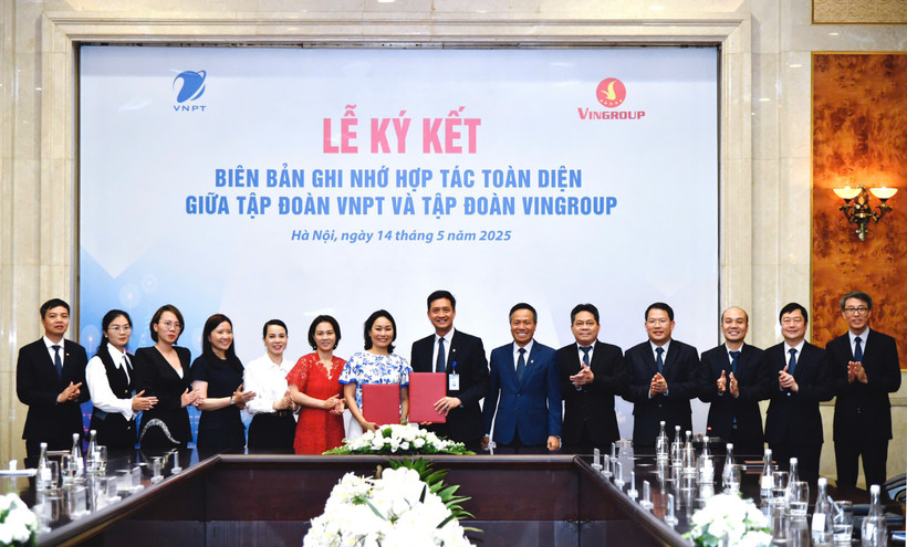 VNPT và Vingroup thực hiện nghi thức ký kết biên bản hợp tác giữa hai Tập đoàn. (Ảnh: PV/Vietnam+)