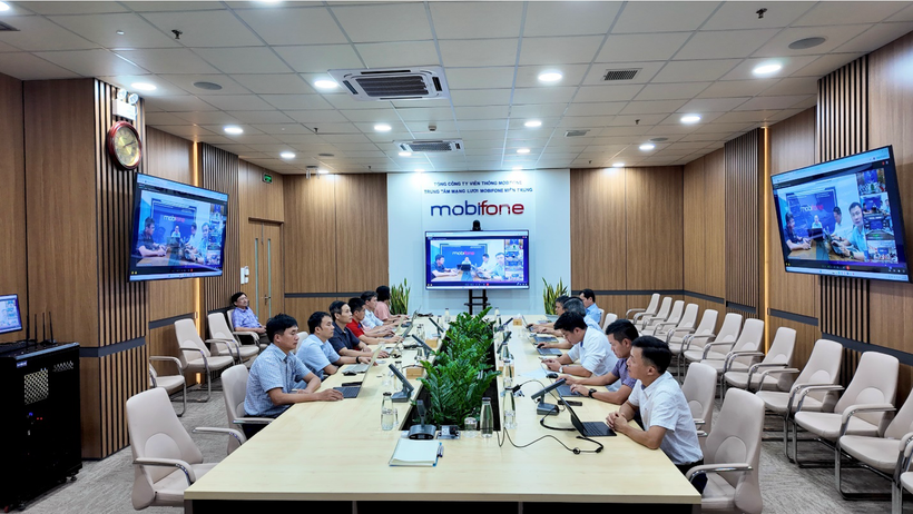 Ngay khi bão số 13 xuất hiện, MobiFone đã kích hoạt cơ chế chỉ huy ứng phó. Ban Chỉ huy phòng chống thiên tai và tìm kiếm cứu nạn triệu tập cuộc họp trực tuyến với các đơn vị miền Trung. (Ảnh: MobiFone)