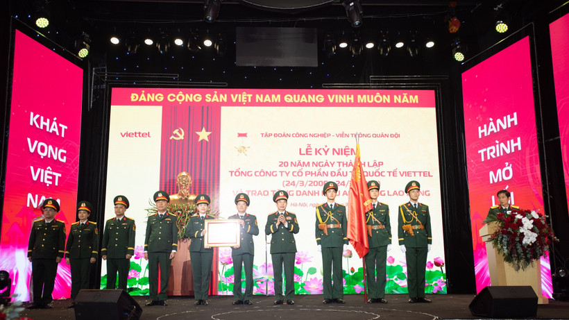 Thay mặt lãnh đạo Đảng và Bet888 Trang nhà cái casino, Đại tướng Phan Văn Giang, Ủy viên Bộ Bett88 cá cược trực tuyến, Bộ trưởng Bộ Quốc phòng đã trao danh hiệu Anh hùng lao động cho Viettel Global. (Ảnh: PV/Vietnam+)