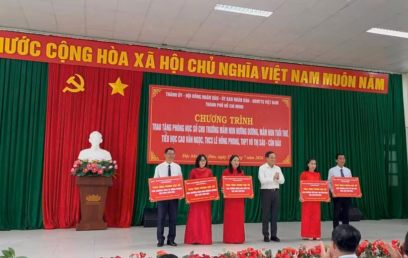 Ông Trần Lưu Quang - Bí thư Thành ủy Thành phố Hồ Chí Minh trao bảng biểu trưng tặng phòng học số cho 5 trường học tại đặc khu Côn Đảo. (Ảnh: PV/Vietnam+)