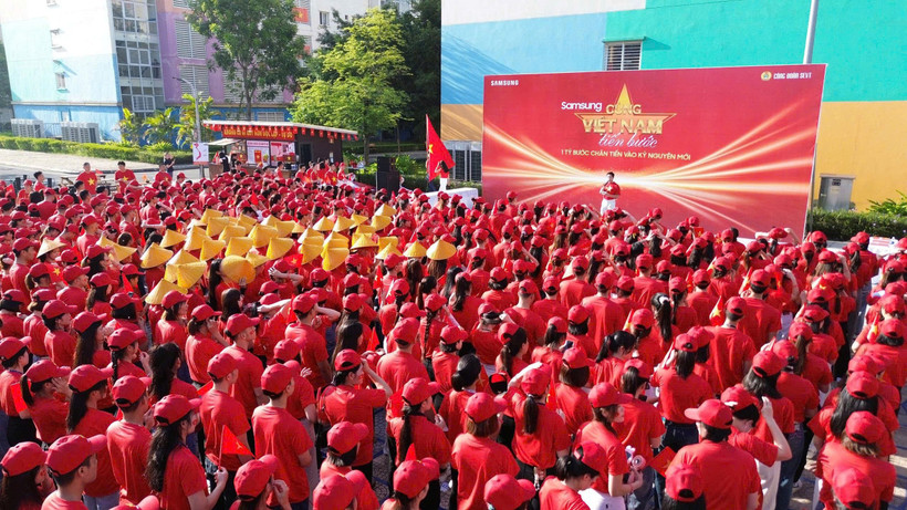 Hàng chục nghin nhân viên Samsung đã hòa nhịp "Cùng Việt Nam tiến bước." (Ảnh: PV/Vietnam+)