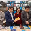 Các đại biểu tham quan không gian trưng bày sách. (Ảnh: PV/Vietnam+)
